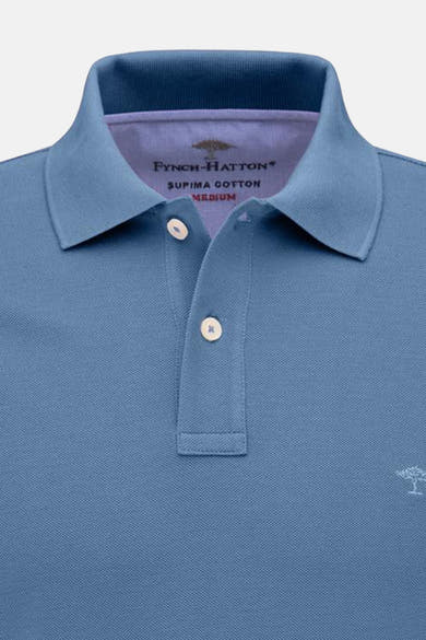 Blauw poloshirt met korte mouwen van Fynch-Hatton met parelmoeren knopen en geborduurd toon-op-toon logo.
