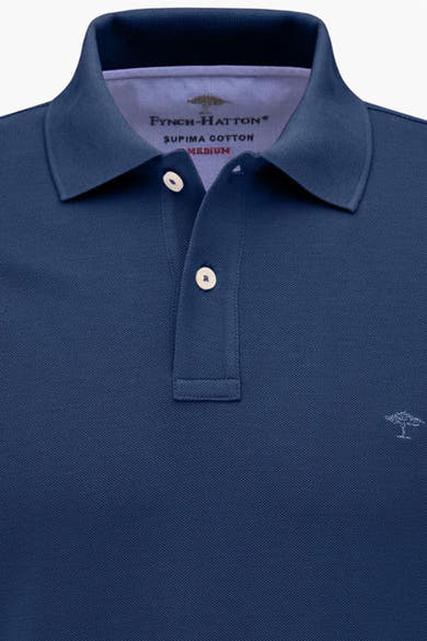 Blauw poloshirt van Fynch-Hatton met zichtbare knopen en een klein geborduurd boomlogo.