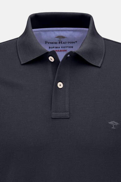 Donkerblauwe polo met korte mouwen van Fynch-Hatton, met ivoorkleurige knopen en discreet boomlogo.