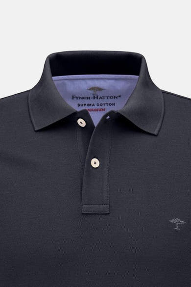 Donkerblauwe polo met korte mouwen van Fynch-Hatton, met een knoopsluiting met twee knopen en een geborduurd boomlogo.