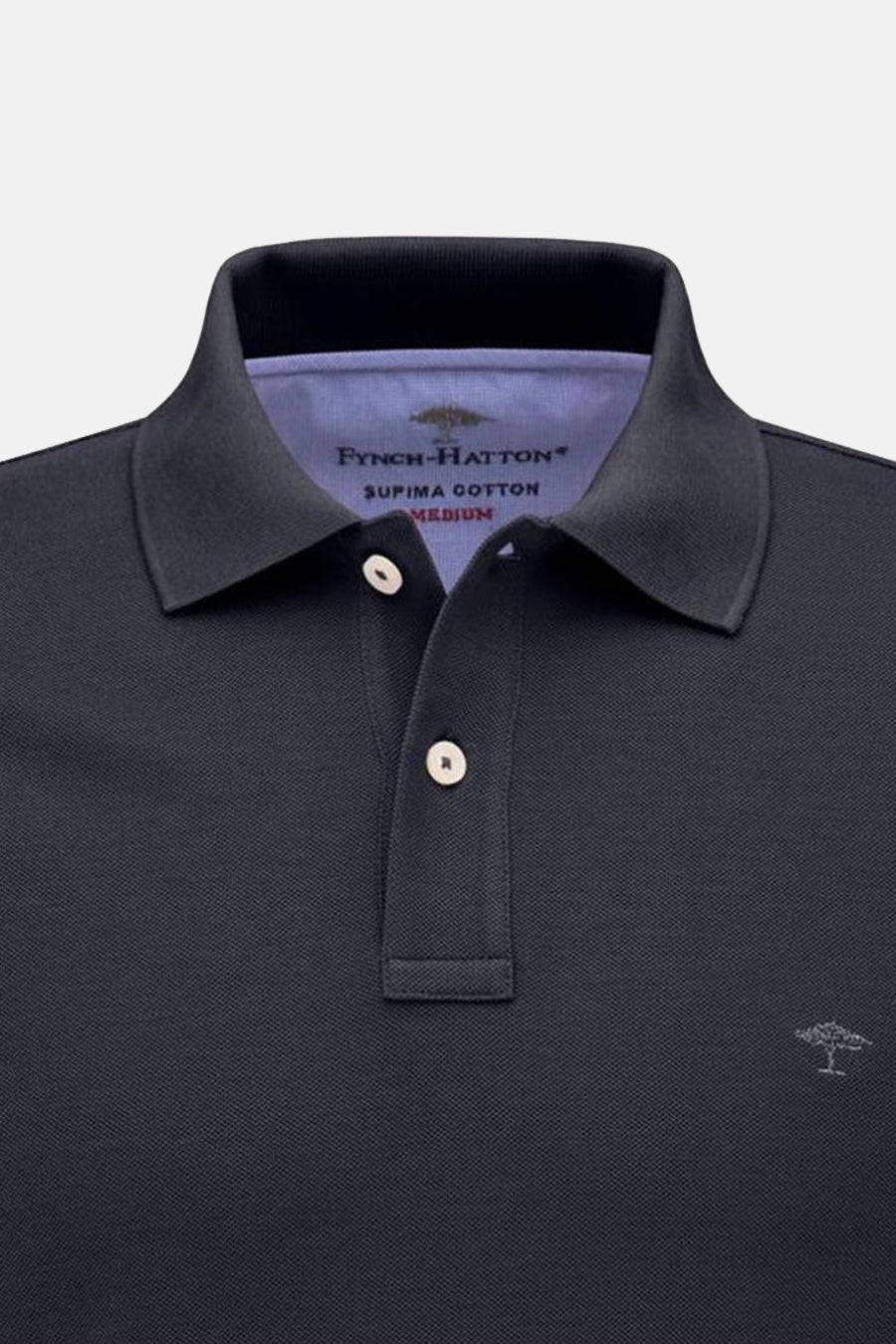 Donkerblauwe polo met korte mouwen van Fynch-Hatton, met een knoopsluiting met twee knopen en een geborduurd boomlogo.