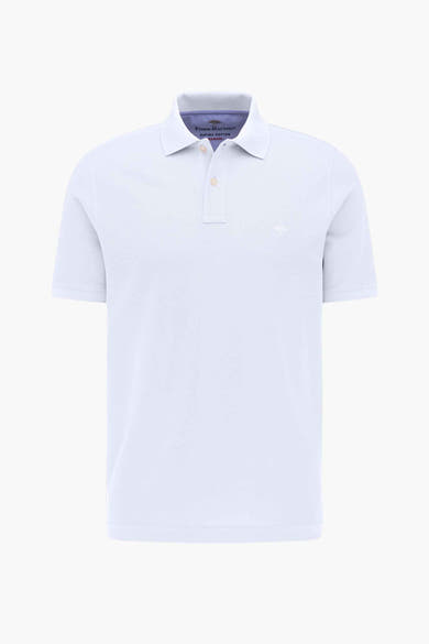 Polo blanc de Fynch-Hatton, avec patte de boutonnage et petit logo brodé discret.