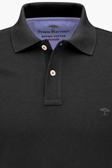 Zwarte Fynch-Hatton polo met twee knopen, piqué-textuur en discreet geborduurd boomlogo.