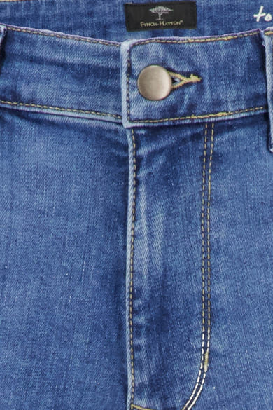 Jeans droit en denim bleu moyen de FYNCH-HATTON, avec bouton et surpiqûres jaunes apparents.