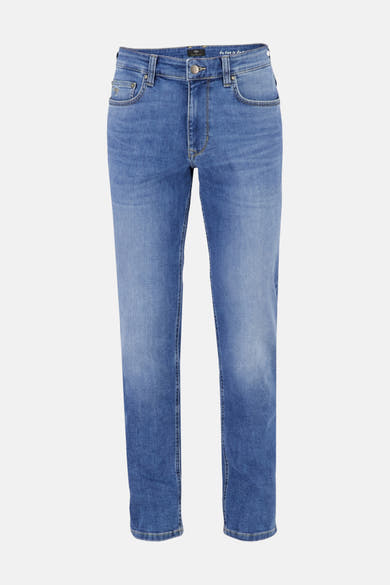 Jeans droit en denim bleu moyen de FYNCH-HATTON, avec poches avant, poche ticket avec petit logo, bouton et délavages.