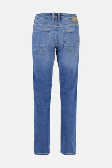 Jeans droit en denim bleu moyen de FYNCH-HATTON, vue de dos, avec poches arrière à coutures horizontales et étiquette en cuir.