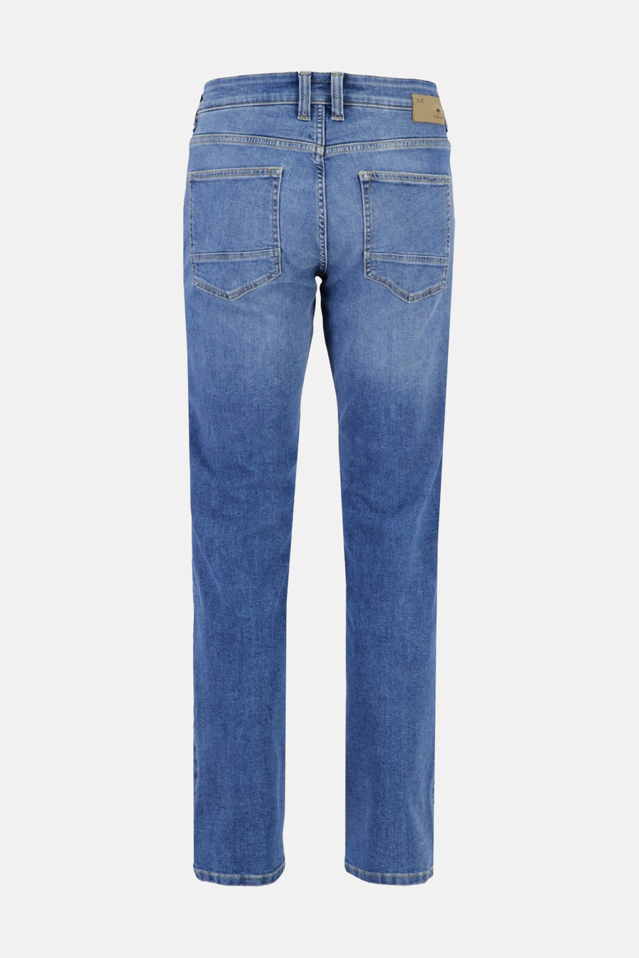 Jeans droit en denim bleu moyen de FYNCH-HATTON, vue de dos, avec poches arrière à coutures horizontales et étiquette en cuir.