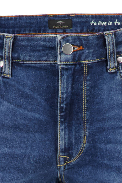 Jean droit en denim bleu moyen de Fynch-Hatton, avec couture jaune et détail de poche.