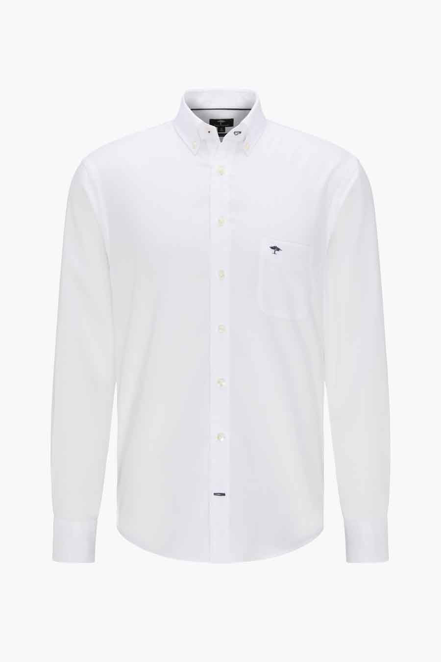 Chemise blanche à manches longues de Fynch-Hatton avec logo brodé sur la poche poitrine.
