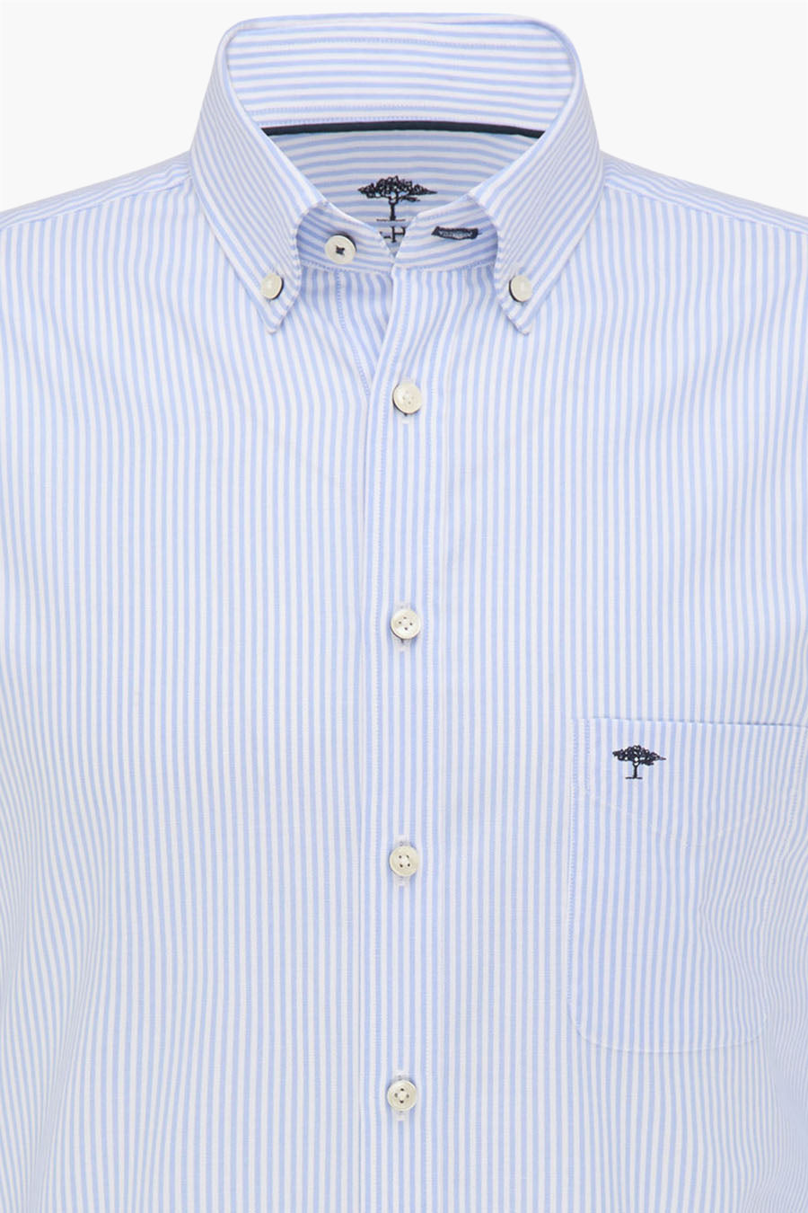 Chemise à manches longues rayée blanc et bleu, de FYNCH-HATTON, avec logo arbre brodé sur la poche poitrine.