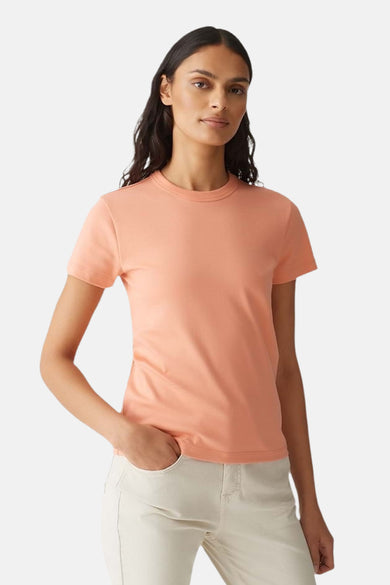 T-shirt orange uni manches courtes de OPUS, porté avec un pantalon crème.