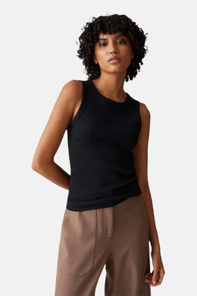 Zwart geribd mouwloos topje van OPUS, gedragen door een model met een bruine broek en lichte loafers.