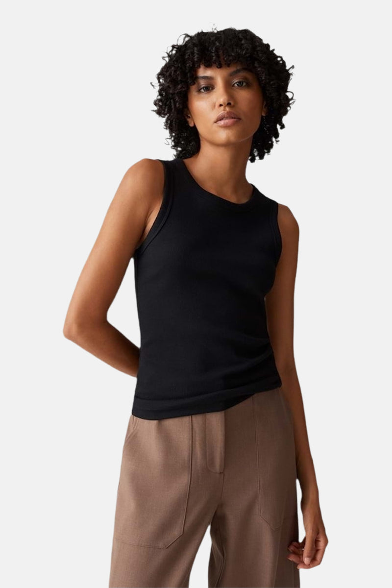 Zwart geribd mouwloos topje van OPUS, gedragen door een model met een bruine broek en lichte loafers.