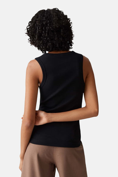 Zwarte mouwloze geribbelde top van OPUS, achterkant zicht op een mannequin met krullend haar.