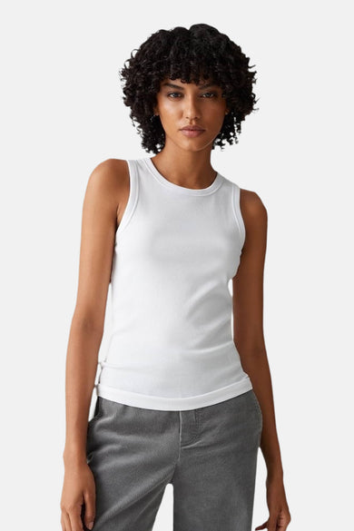 Top blanc côtelé sans manches d'OPUS, à col rond, porté par un modèle en pantalon gris.