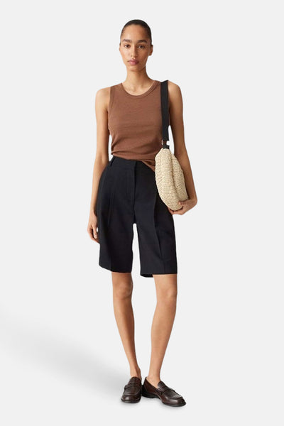 Débardeur brun d'OPUS, porté avec un short noir taille haute et des mocassins en cuir.