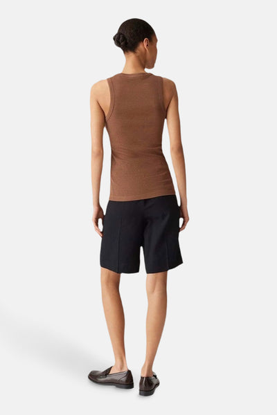 Débardeur marron clair par OPUS, porté avec un short noir et des mocassins marron, vue de dos.