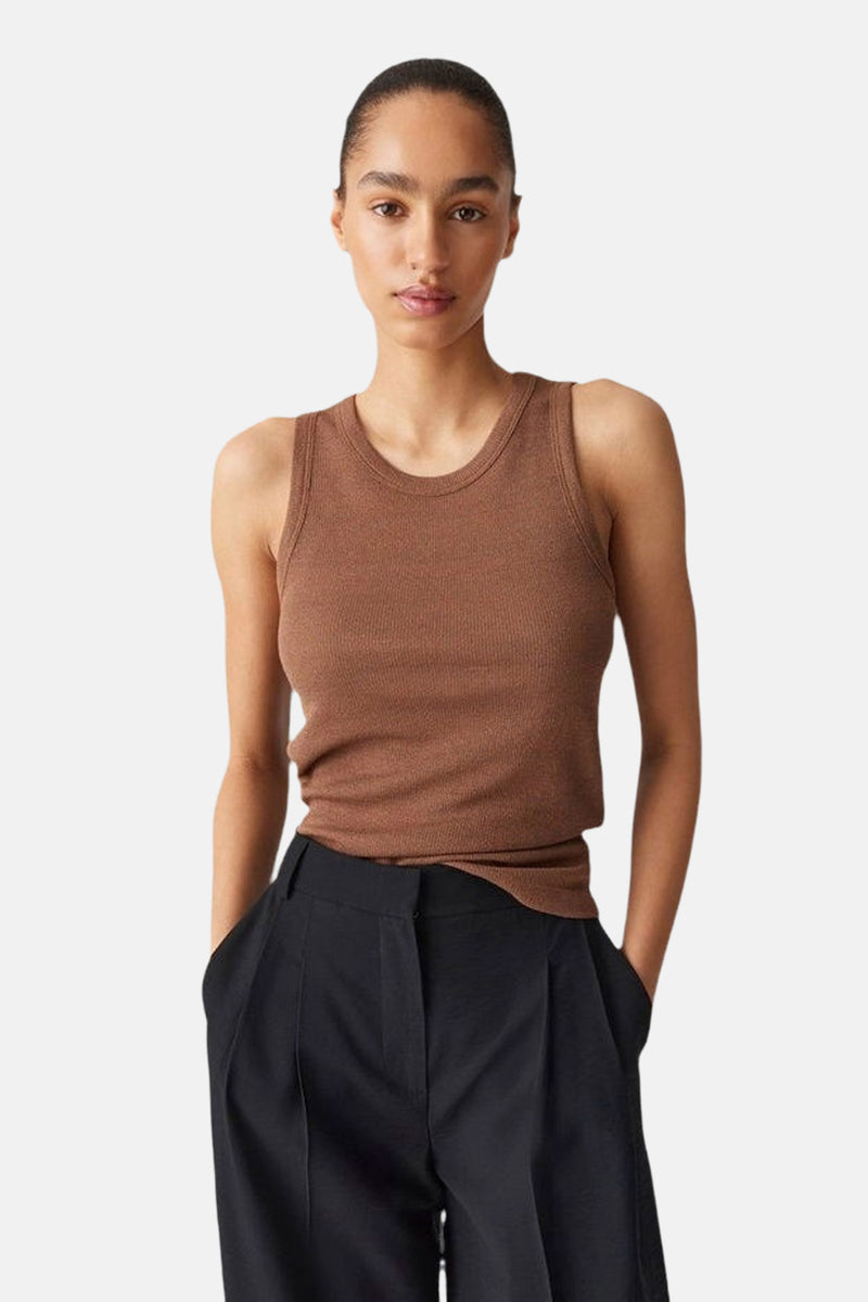 Débardeur brun de OPUS, porté avec un pantalon noir à plis taille haute, mains dans les poches.