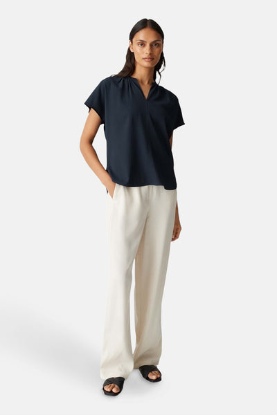 Donkerblauwe blouse met korte mouwen van OPUS, met een V-hals en een getextureerde stof.