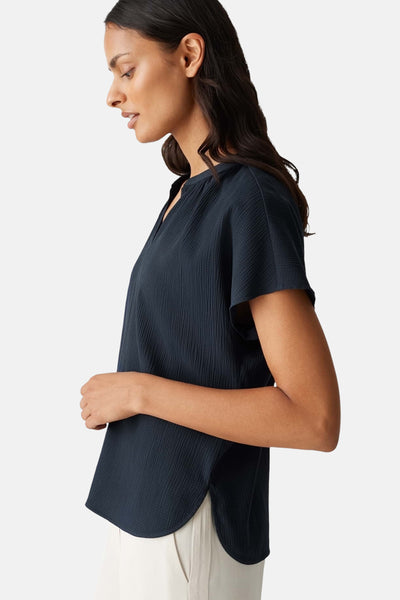 Donkerblauwe blouse met korte mouwen van OPUS, met een getextureerde stof.