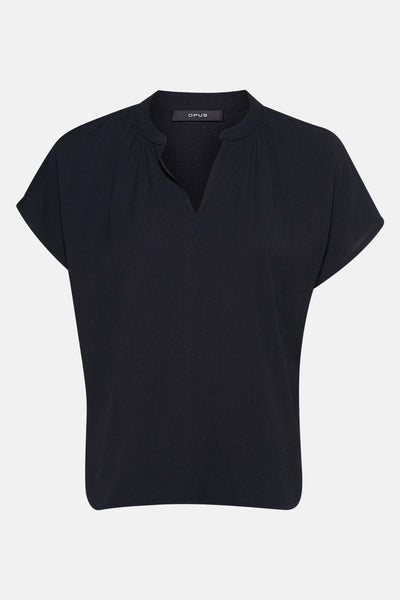 Blouse à manches courtes bleu foncé d'Opus, avec un col en V et une texture froissée subtile.