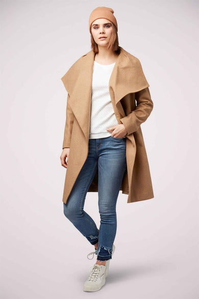 Sweat-shirt blanc à col rond de Tom Tailor Denim porté avec un manteau camel, un bonnet et un jean.