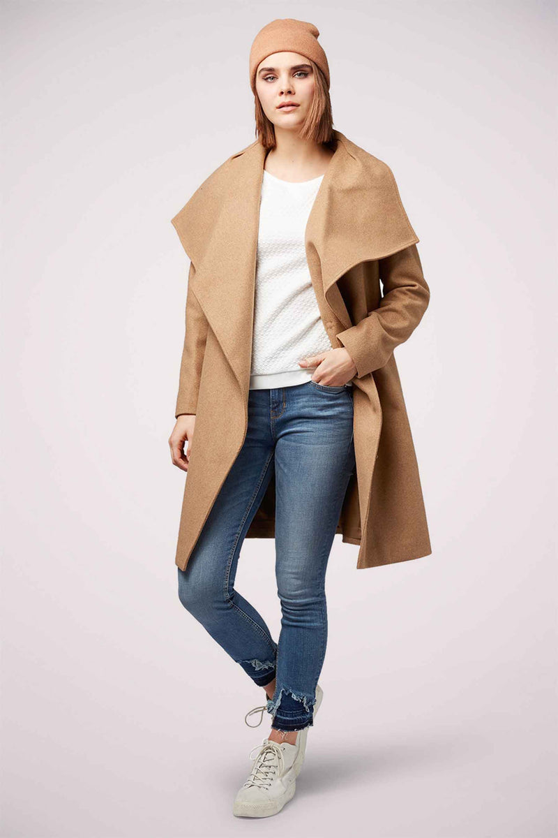 Sweat-shirt blanc à col rond de Tom Tailor Denim porté avec un manteau camel, un bonnet et un jean.