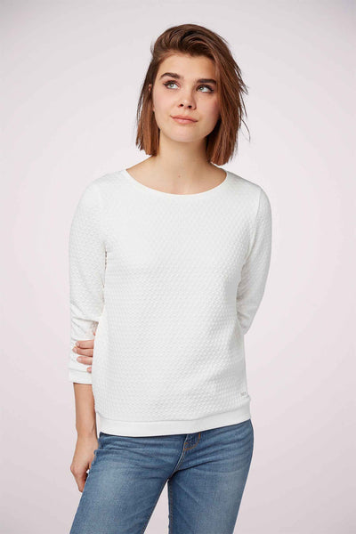 Sweat-shirt blanc à col rond de Tom Tailor Denim, avec un motif texturé en losanges et porté avec un jean.
