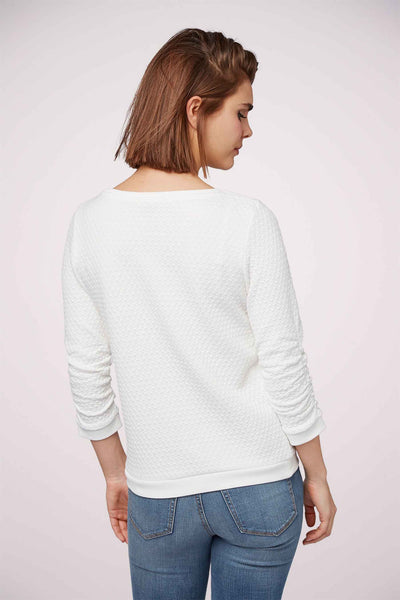 Sweat col O blanc de Tom Tailor Denim avec texture gaufrée et manches trois-quarts, porté avec un jean.
