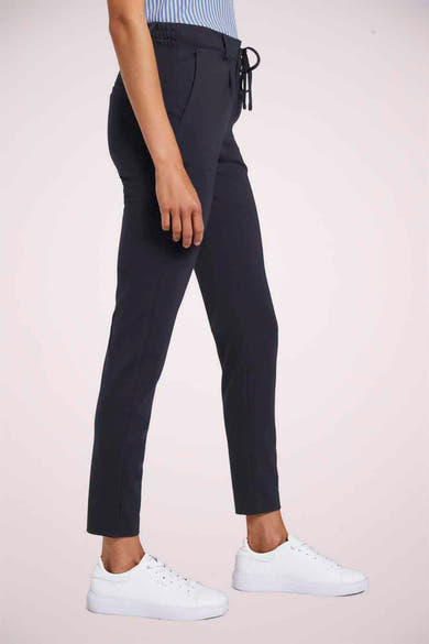 Pantalon coloré bleu by Tom Tailor, avec cordon de serrage à la taille, porté avec des baskets blanches.