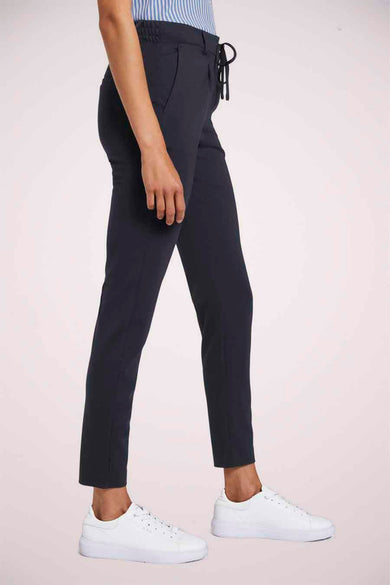 Pantalon coloré bleu by Tom Tailor, avec cordon de serrage à la taille, porté avec des baskets blanches.