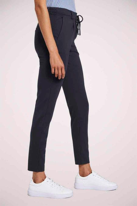 Pantalon coloré bleu by Tom Tailor, avec cordon de serrage à la taille, porté avec des baskets blanches.