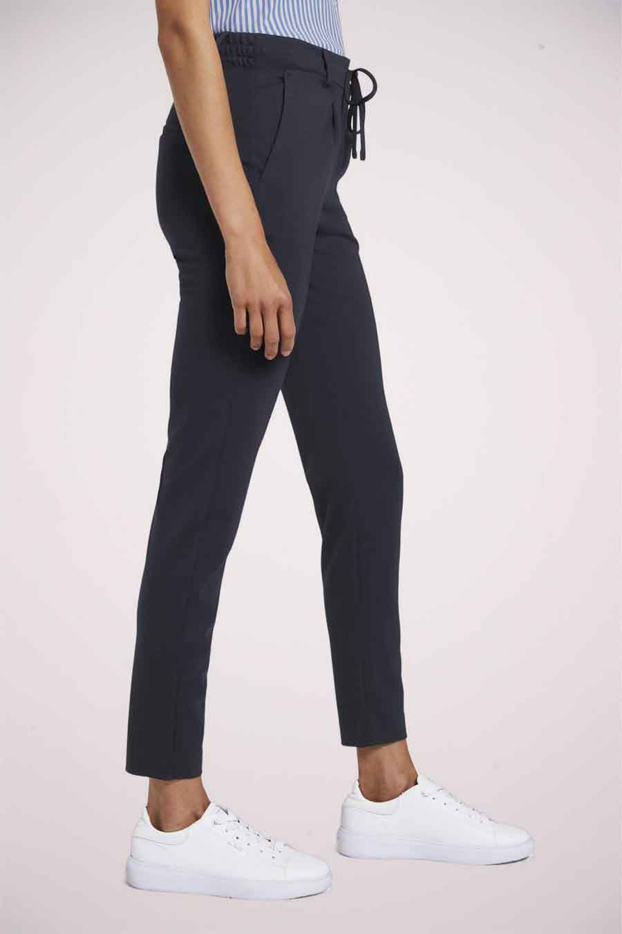 Pantalon coloré bleu by Tom Tailor, avec cordon de serrage à la taille, porté avec des baskets blanches.