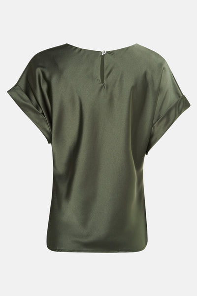 Groen blouse met korte mouwen van Terra di Siena, met een enkele knoopsluiting aan de achterkant.