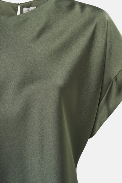 Korte mouwen blouse Terra di Siena groen, van satijnen stof met een boothals.
