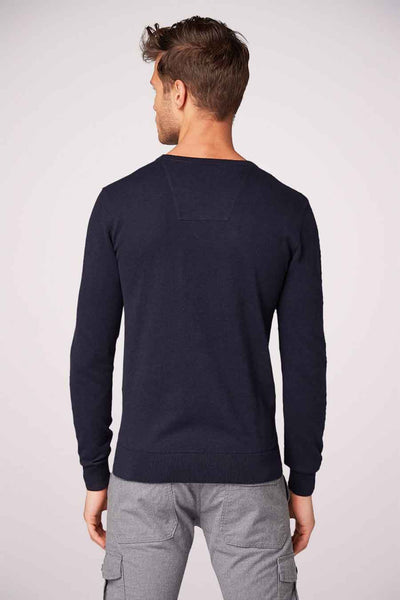Pull bleu marine de Tom Tailor, vue ar dos, porté avec un pantalon cargo gris.