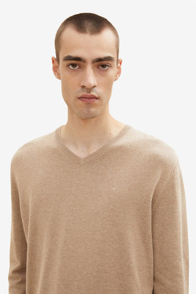 Pull en maille beige de Tom Tailor, col en V et logo discret sur le devant.