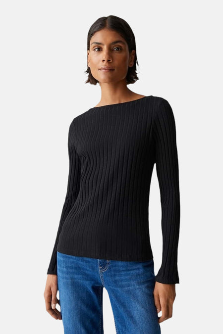Zwarte trui met ronde hals van OPUS, in fijne ribgebreide stof, gedragen met een blauwe jeans.