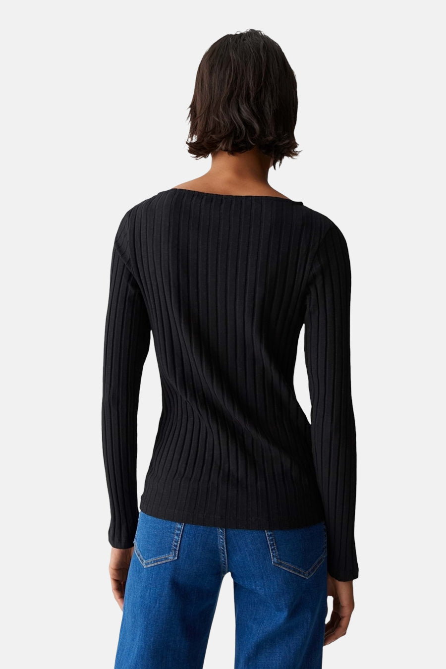 Pull noir à col rond de OPUS, en maille côtelée fine, porté avec un jean bleu.