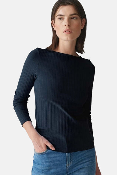 T-shirt à manches longues bleu par OPUS, en jersey côtelé, porté avec un jean.