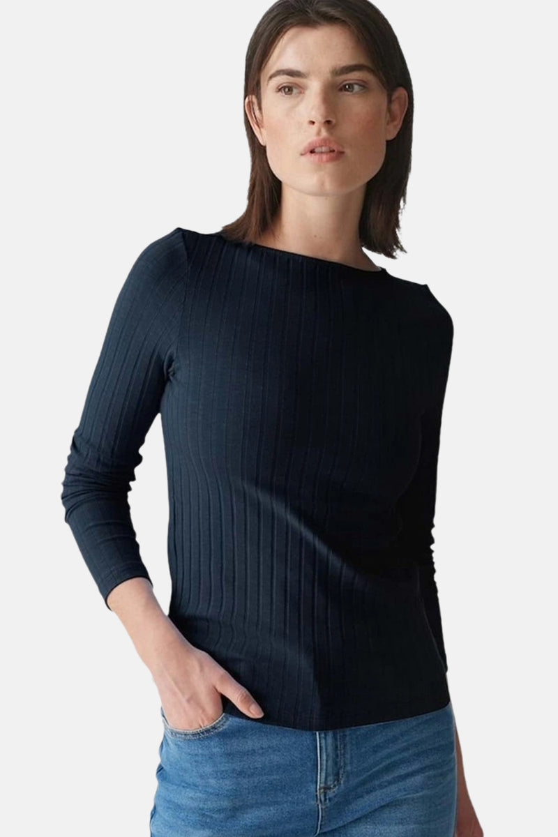 T-shirt à manches longues bleu par OPUS, en jersey côtelé, porté avec un jean.