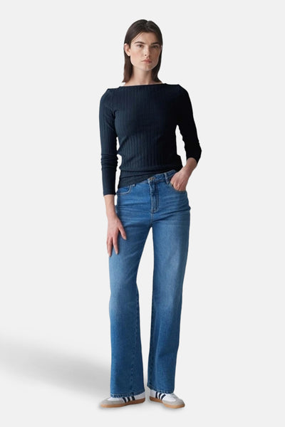 T-shirt à manches longues bleu de OPUS, porté avec un jean bleu et des baskets blanches.
