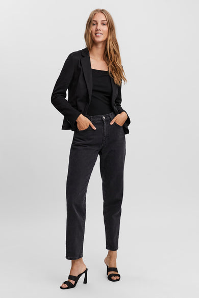 Blazer noir de VERO MODA, porté avec un débardeur et un jean, mains dans les poches.