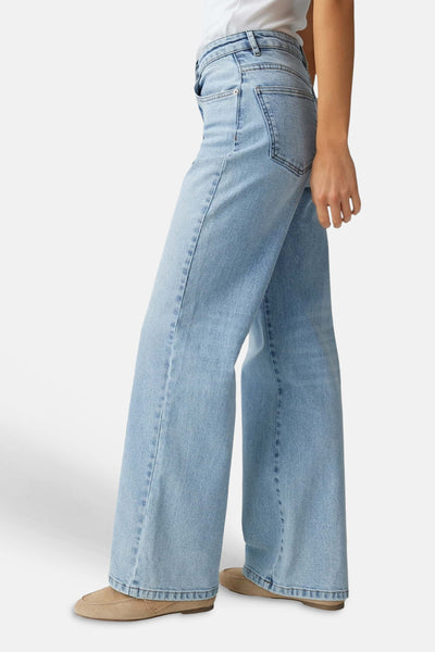 Jean large bleu clair en denim de OPUS, vue de côté, porté avec des chaussures en daim beige.