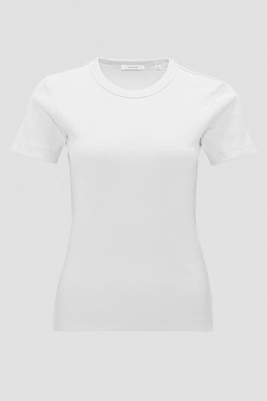 Blouse blanche à manches courtes par OPUS, en maille côtelée, sur un fond gris uni.
