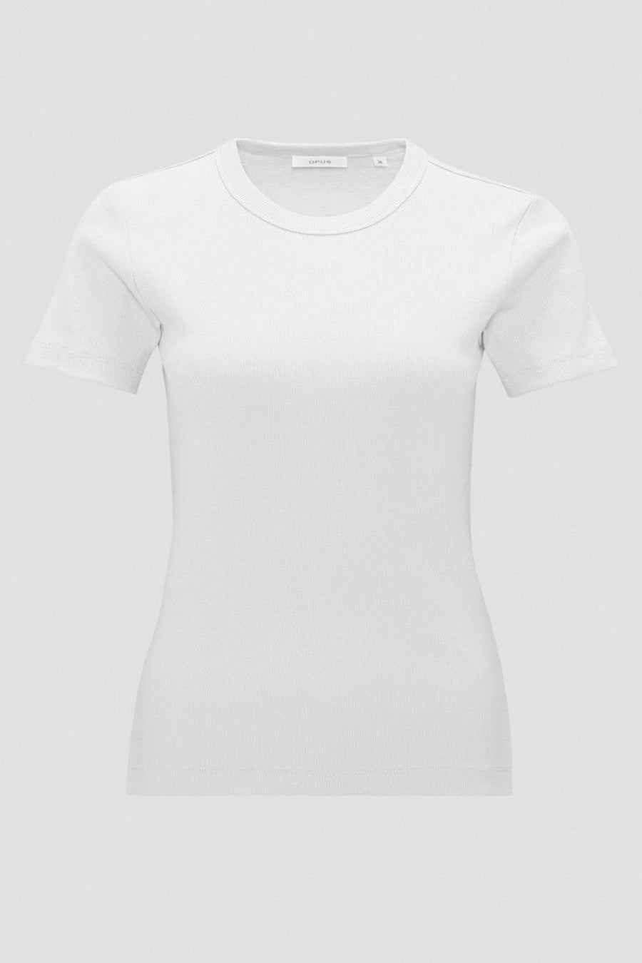Blouse blanche à manches courtes par OPUS, en maille côtelée, sur un fond gris uni.