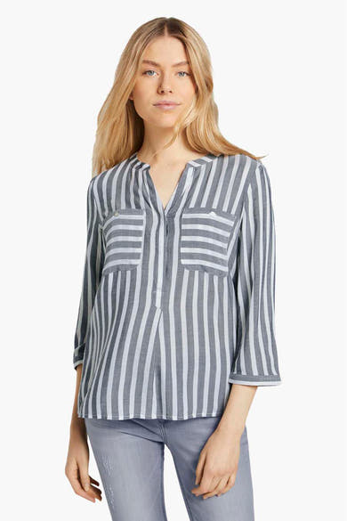 Blouse à manches longues bleue par Tom Tailor avec rayures grises et blanches, poches plaquées sur la poitrine.