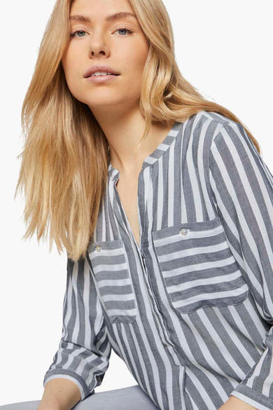 Blouse met lange mouwen in het blauw van Tom Tailor met verticale strepen en klepzakken.
