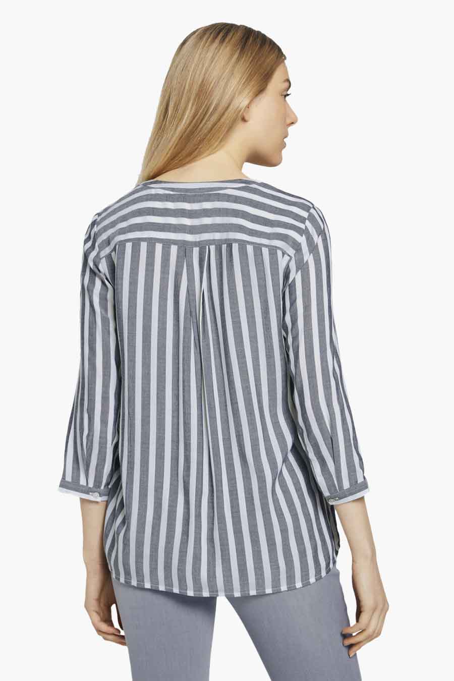 Blouse à manches longues bleue by Tom Tailor, à rayures verticales, avec plis au dos.
