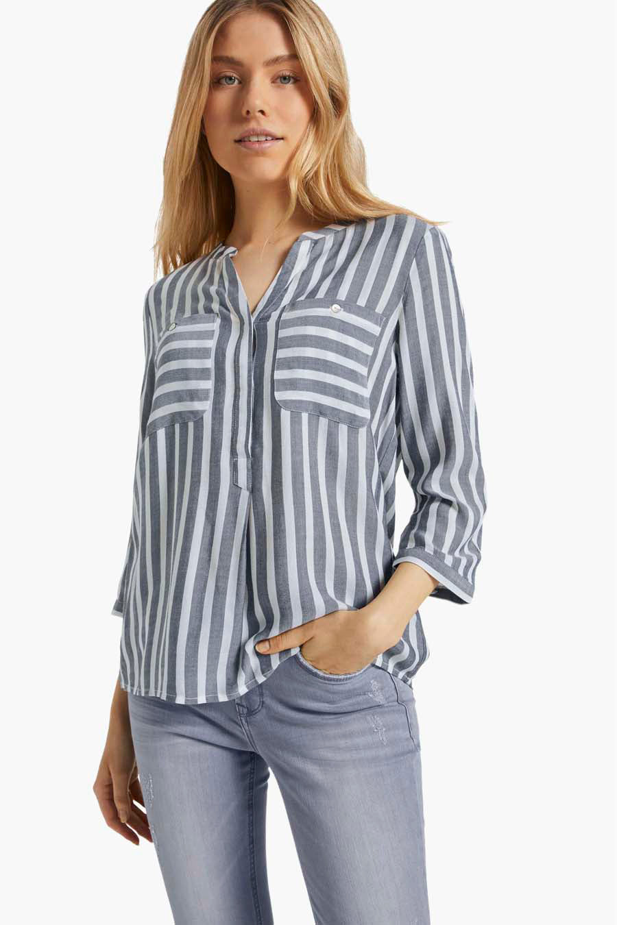 Blouse à manches longues bleue à rayures, de Tom Tailor, avec poches poitrine et boutons.
